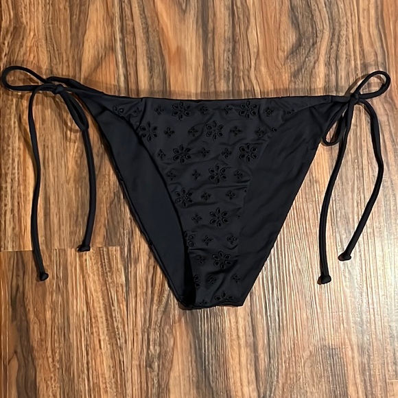 L*Space Eyelet Lace Lennox Bottom Classic - Picture 4 of 12